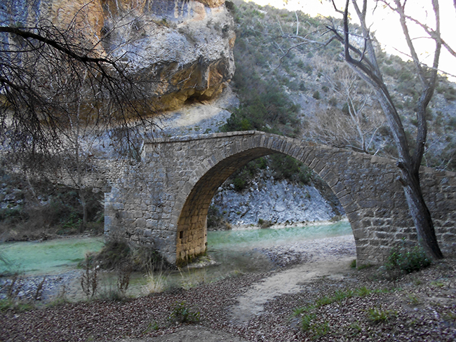 Puente medieval Villacantal sobfre el río Vero, Alquézar